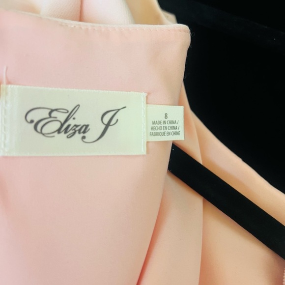 NWT Eliza J size 8 Elegant Light Pink Dress ruffled hemline, fluted sleeves. - Picture 4 of 9